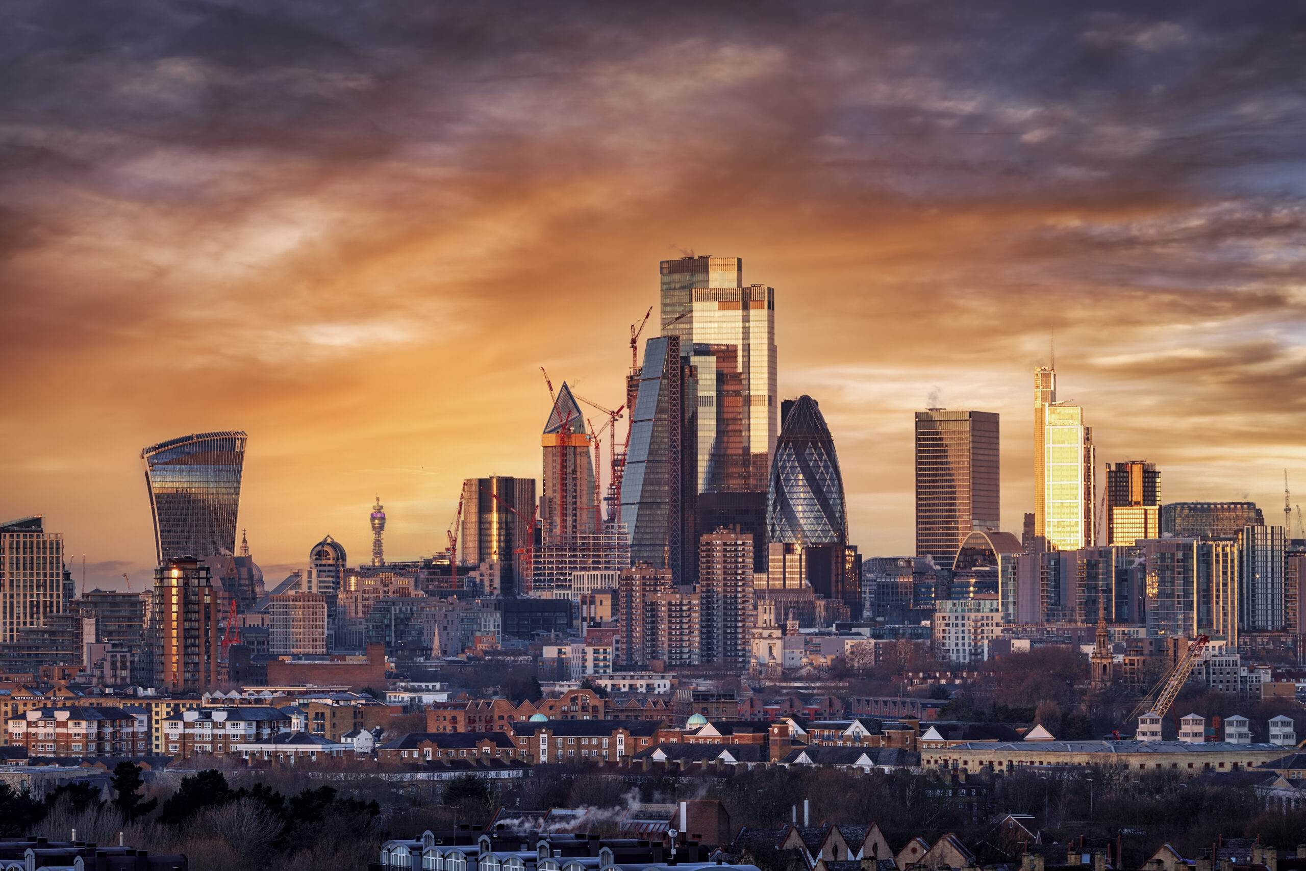 Opinion city. Англия Лондонский Сити. Облачный Лондон. The City of London 2024. Обои на 2 монитора рисунок город облака.